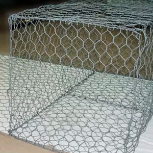 Коробчатый стальной габион с армирующей панелью с шестиугольной плетеной ячейкой
